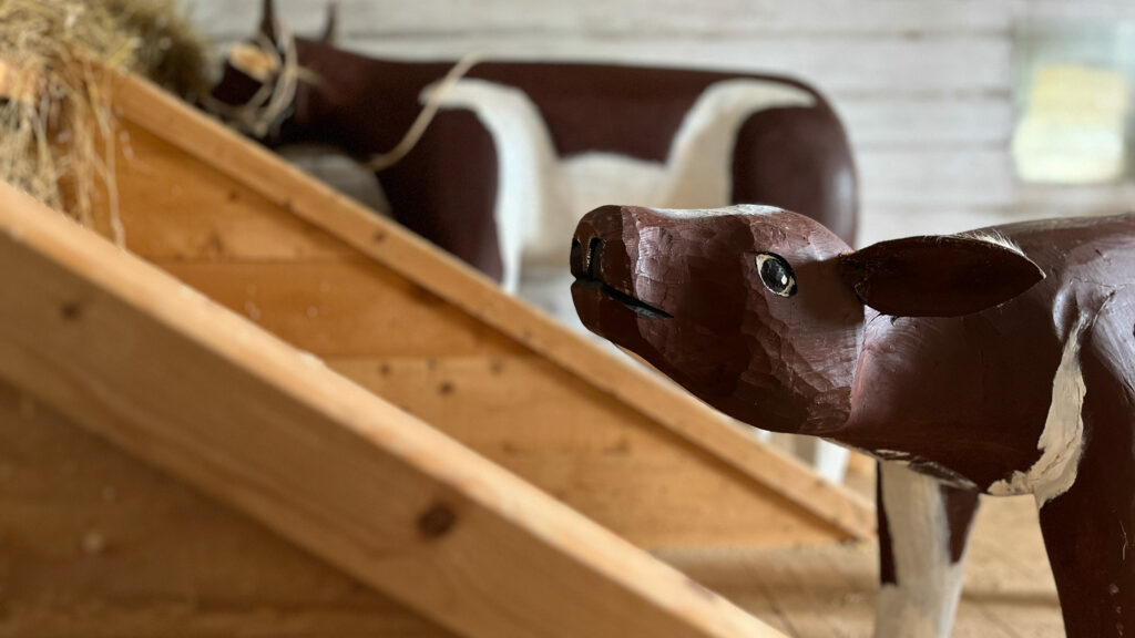 I barnas fjøs kan barna stelle med tredyrene våre. Både kyrne, sauene og hønsene kan trenge både mat og kos i tide og utide.