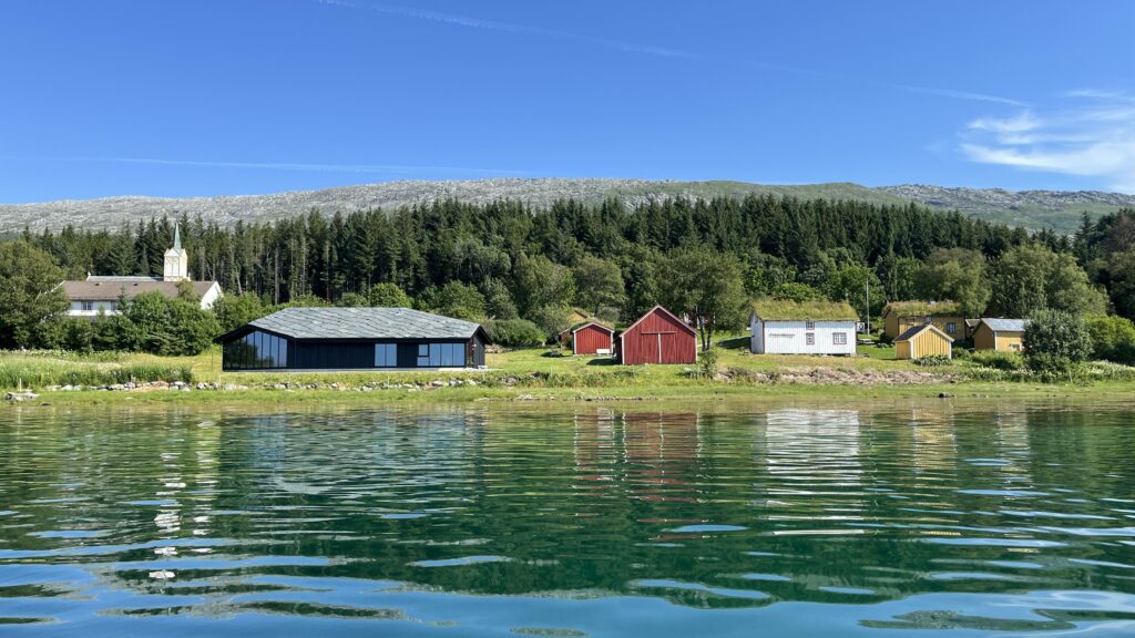 Helgeland Museum avdeling Vevelstad ligger idyllisk til mellom Kystriksveien og Vevelstadsundet.