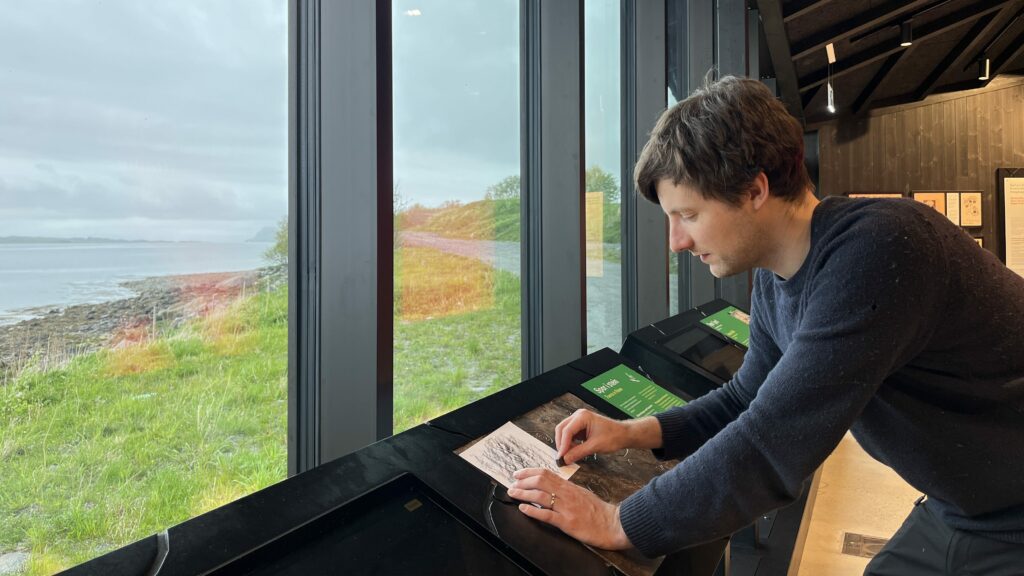 Fra aktivitetsstasjonen inne i Vevelstad Museum Ristning/Tjaalege hvor du kan tegne din egen helleristning digitalt eller på papir.