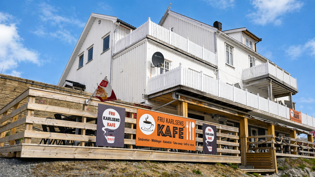Fru Karlsens kafé sett utenfra en finværsdag