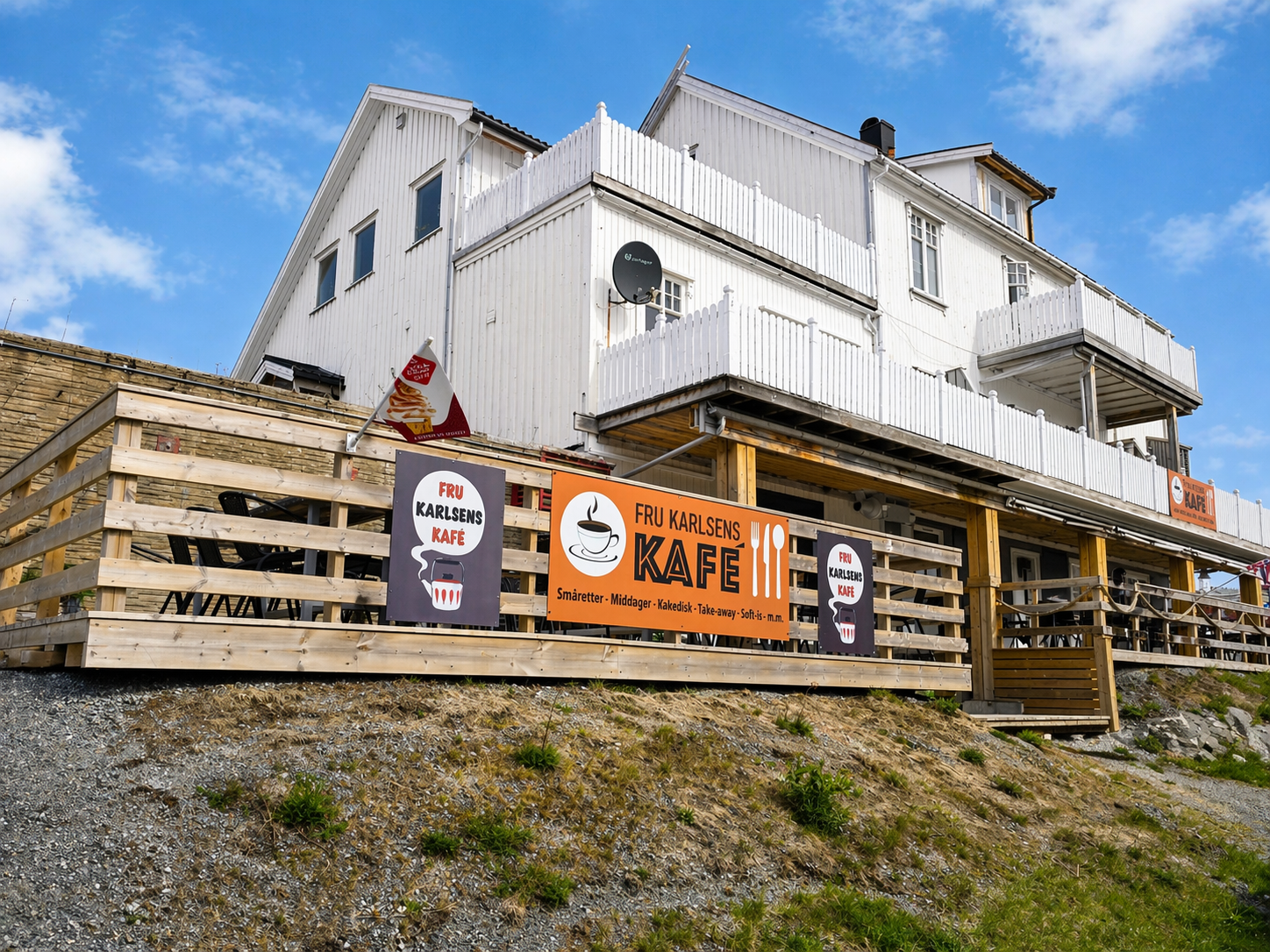 Kaker og tradisjonsmat hos      Fru Karlsens kafé