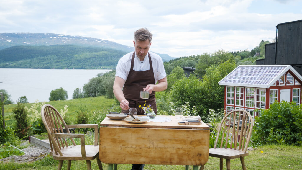 Servering av mat utendørs i hage hos Til Elise Fra Marius.