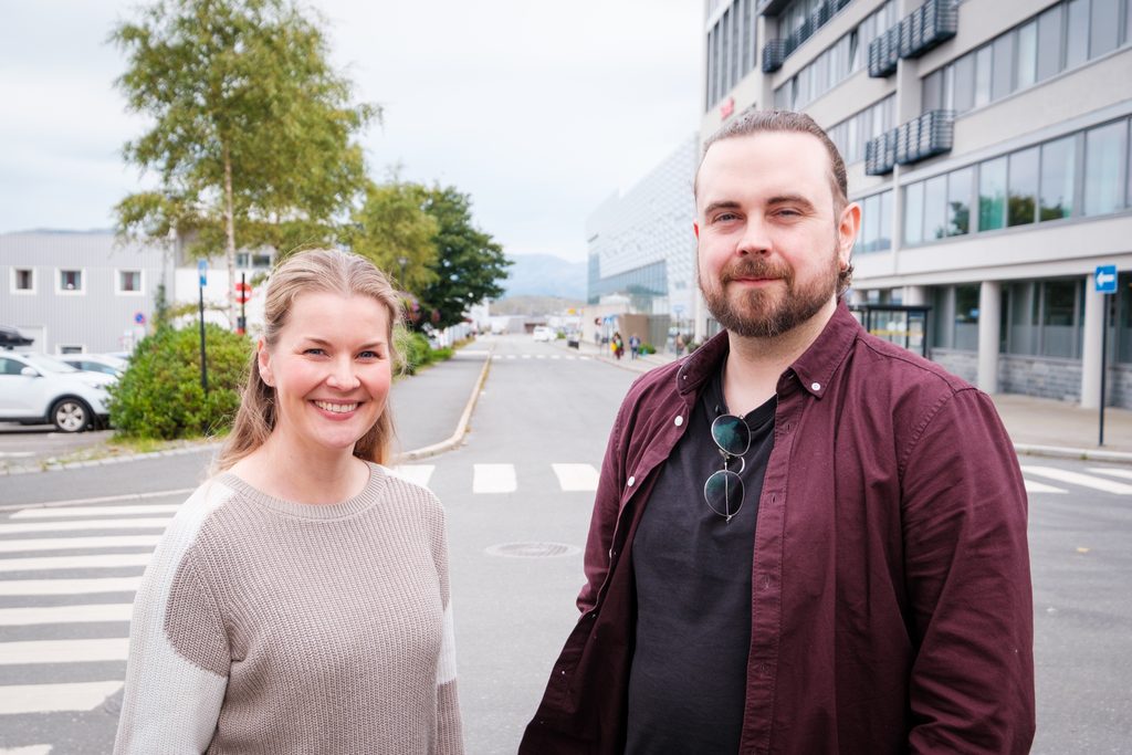 Maria Eline Sørensen og Johannes Vetrhus utenfor temaworkshop om budsjett i Sandnessjøen.