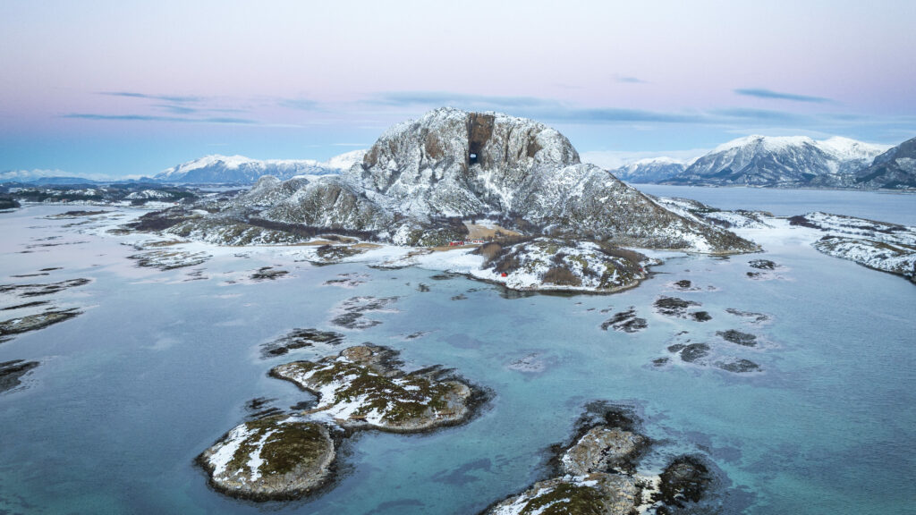 Torghatten i vinterlys